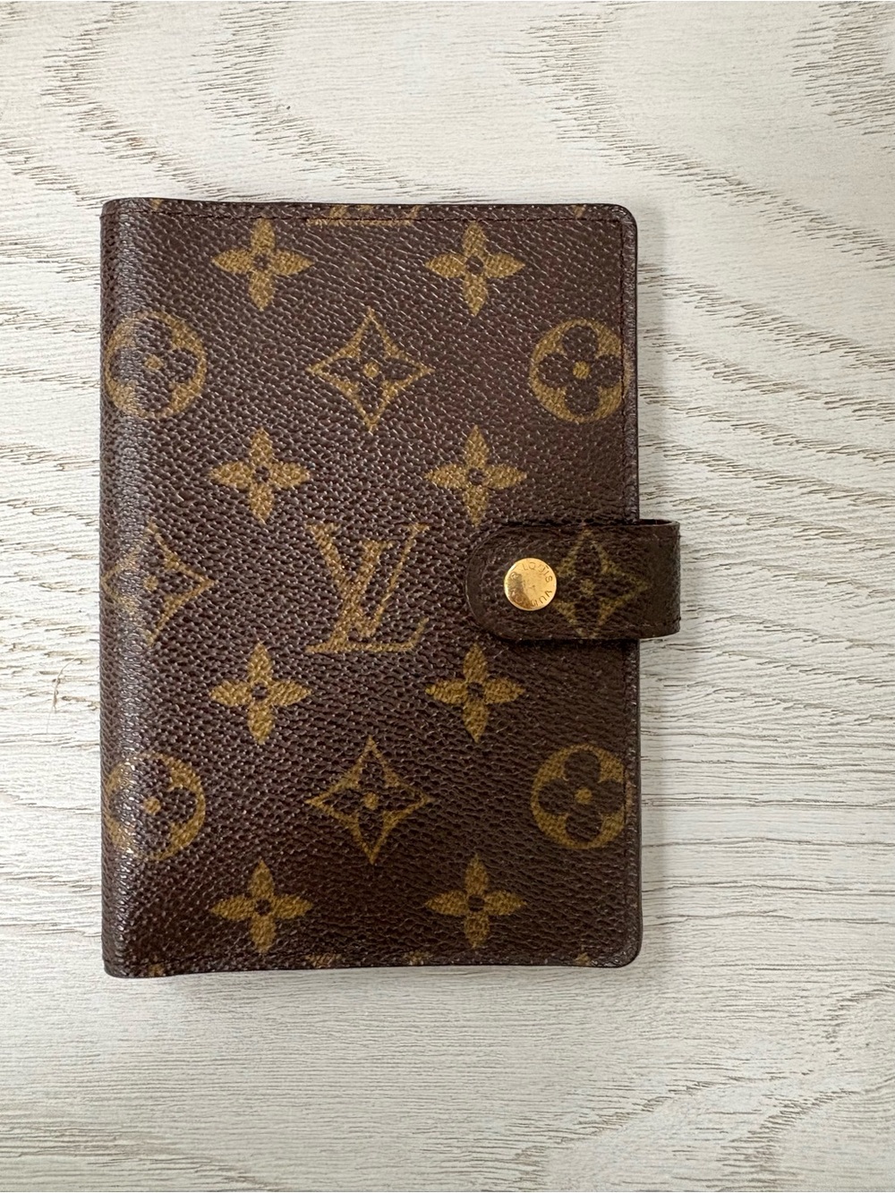 Louis Vuitton Monogram agenda Passport Cover in Brown and Gold